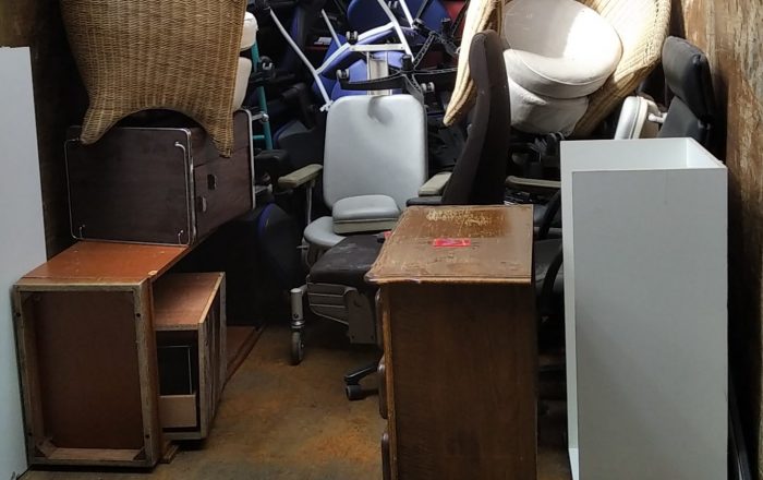 Benne contenant le mobilier pro à recycler