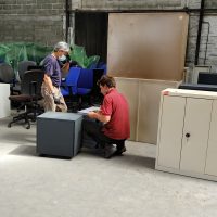 Entreprises venant chercher du mobilier de bureau lors de l'opération vide-greniers