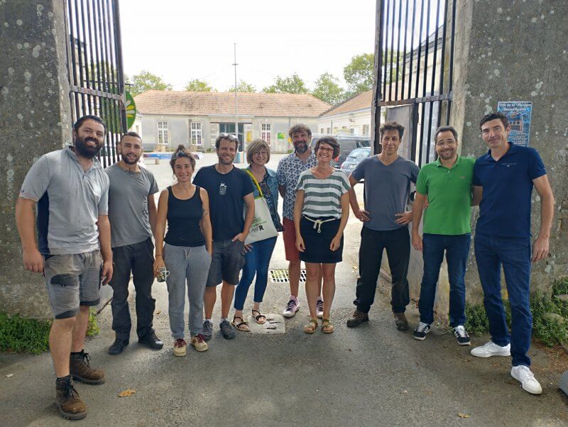 10 personnes composant l'équipe projet de la Manufacture de l'Estuaire devant le portail du Clos Laperouse