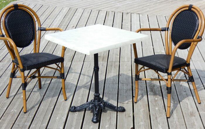 Table de terrasse de restaurant carrée et ses chaises
