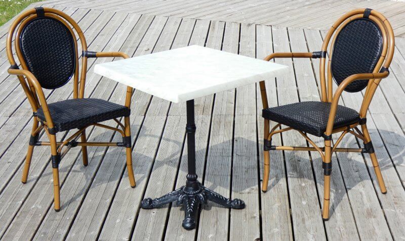 Table de terrasse de restaurant carrée et ses chaises