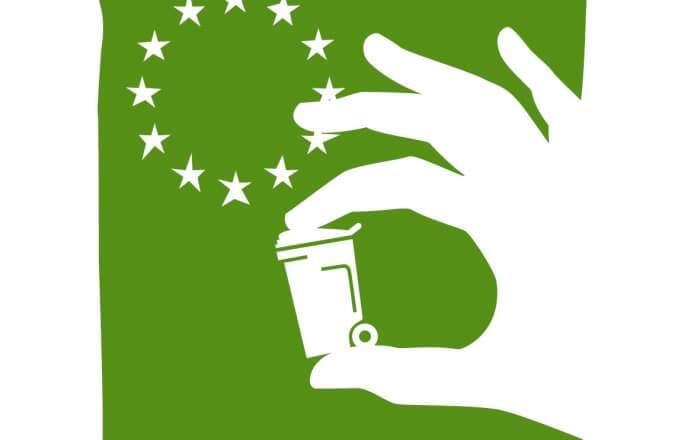 Logo de la Semaine Européenne de Réduction des Déchets : dessin d'une main qui tient entre 2 doigts une poubelle pour la réduire, avec au dessus les étoiles du drapeau de l'union européennne