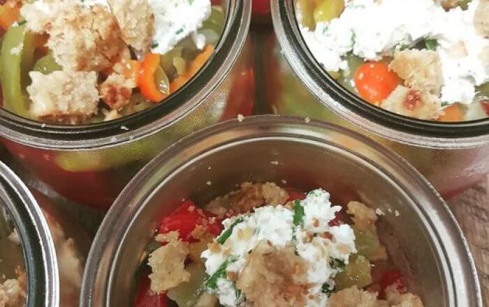 Photo d'un plat avec des petits légumes