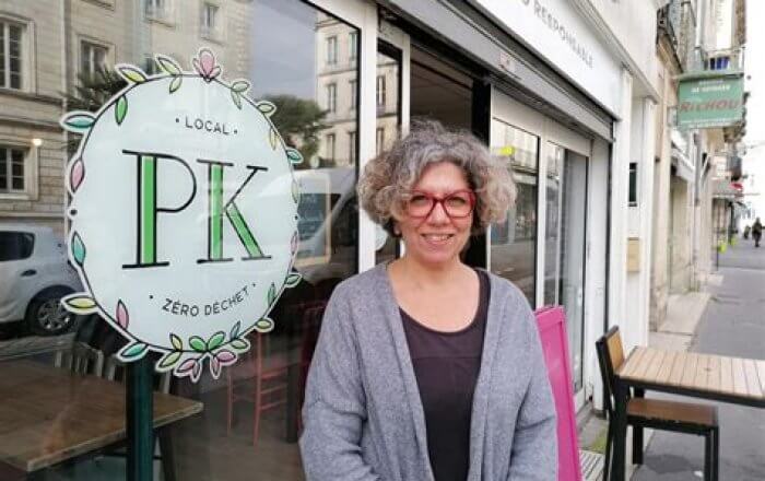Portrait de Fabienne devant son restaurant