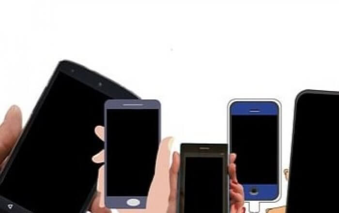 Plusieurs mains tenant des téléphones portables