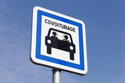 Photo d'un panneau indiquant un parking de covoiturage