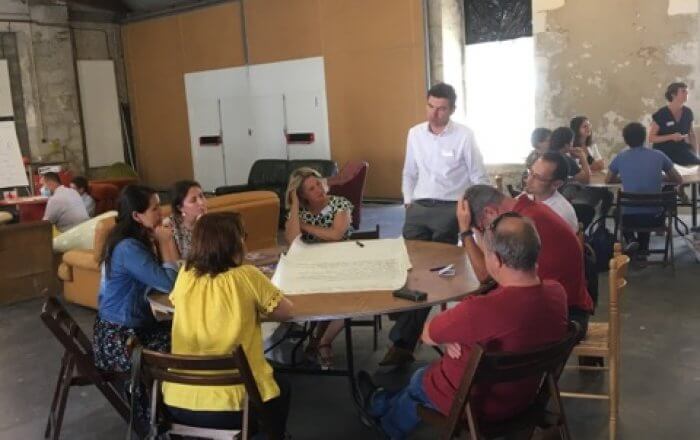 Adhérents de l'association Circule'R travaillant sur les projets autour d'une table